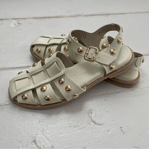 Freda Salvador SERA FISHERMAN SANDAL
Sz 7 / Dove White with Gold Studs